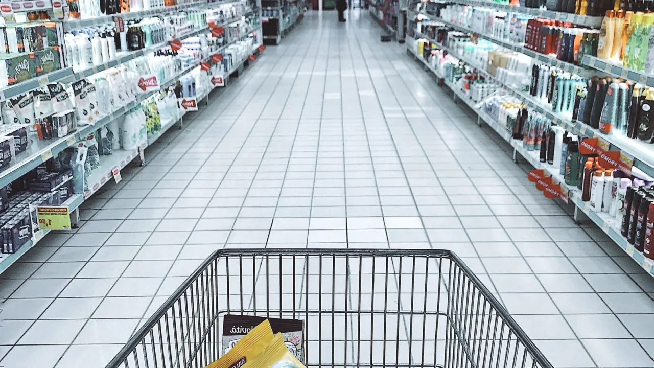 Market kasası ve alışveriş arabaları